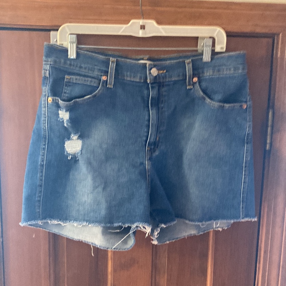 Levi’s Distressed Denim shorts
Size 14
NWOT